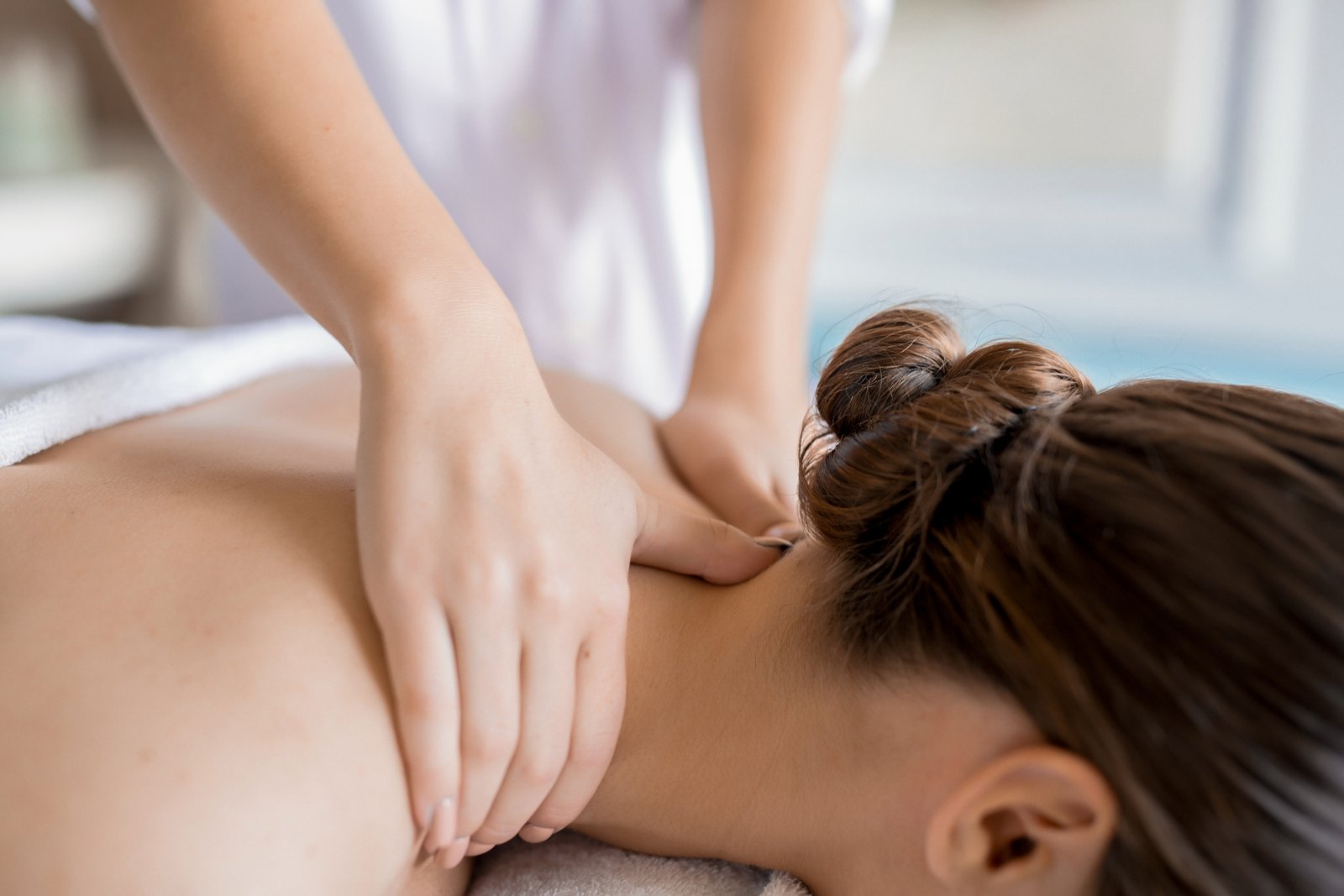 Why Does My Neck and Shoulder Feel Tight? Common Causes and Massage Options